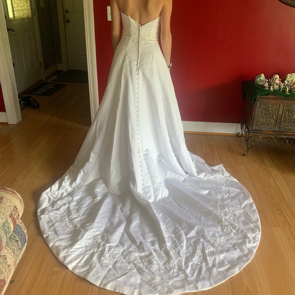Beautiful Strapless Wedding Gown - Picture 3 of 10